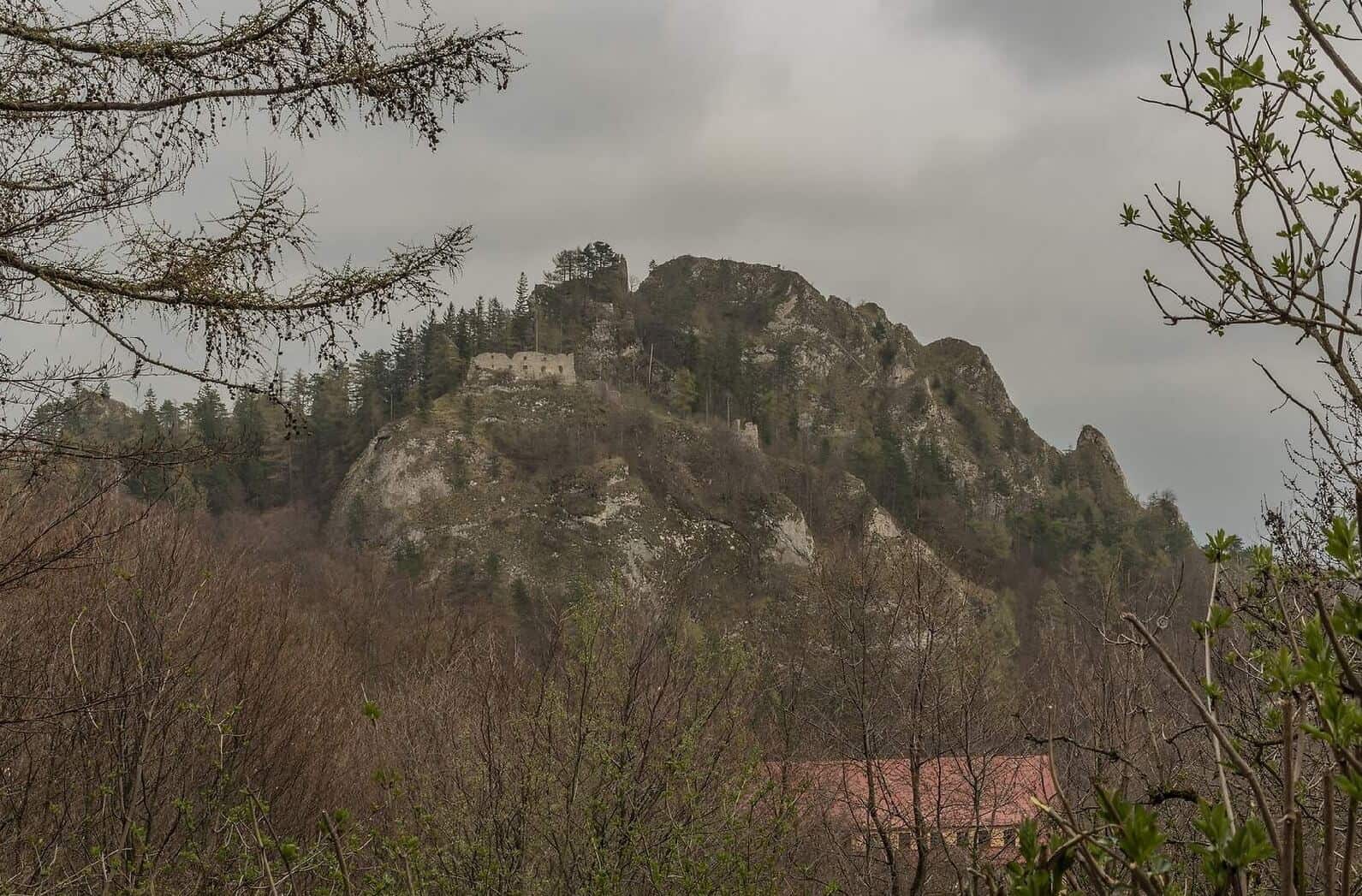 zrucanina hradu Vrsatec